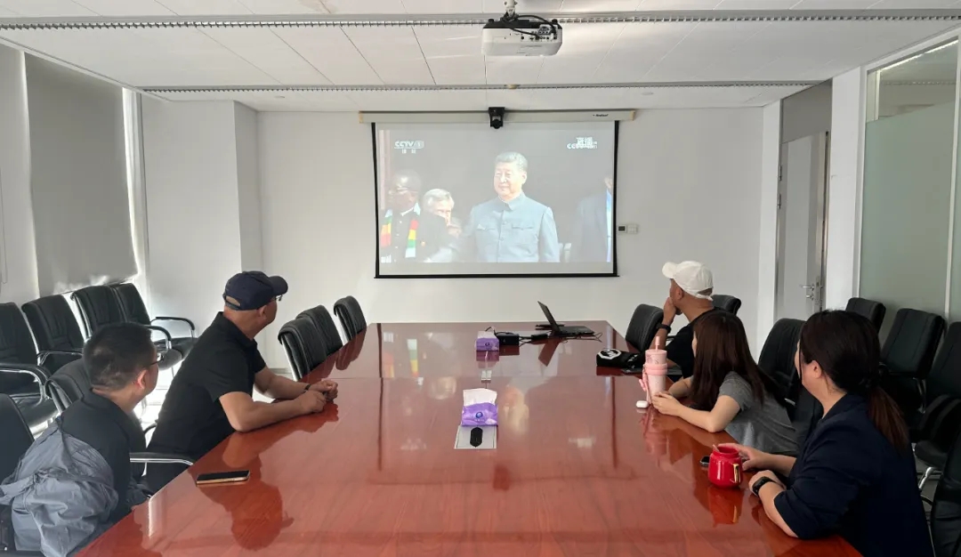 中國(guó)建研院干部職工觀看紀(jì)念抗戰(zhàn)勝利80周年閱兵盛況